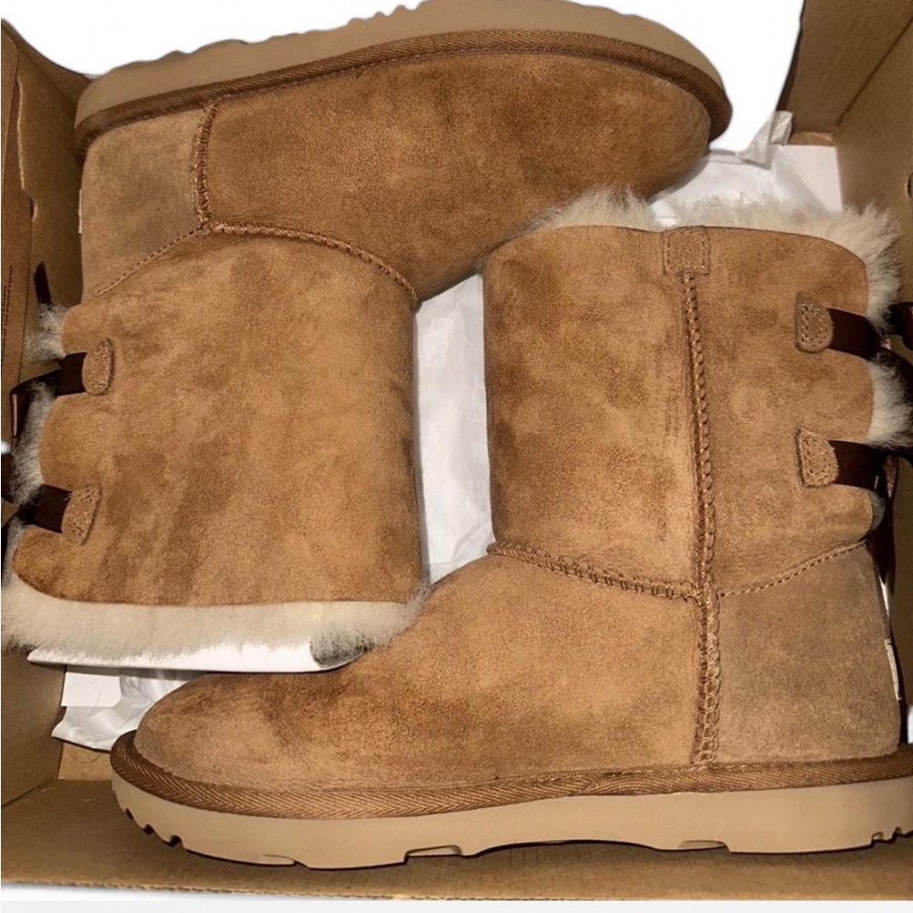 UGG Tan Boots with Cream Fur and Bows - Picture 2 of 2